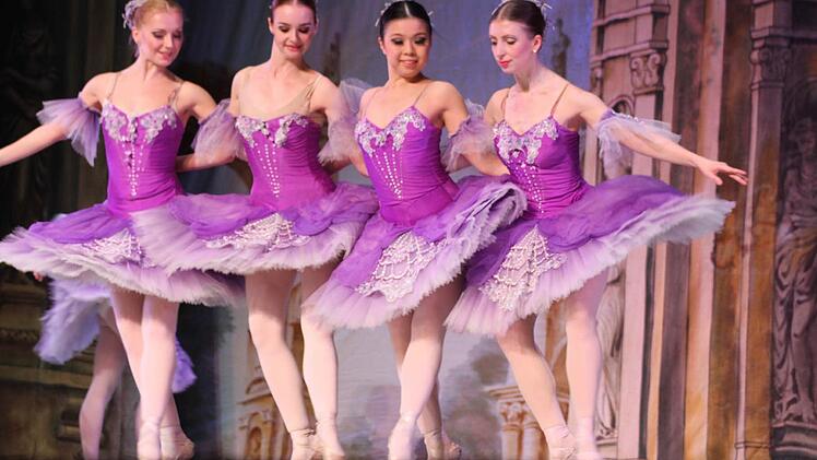 Zart und elfengleich begeisterten die Feen mit prächtigen Tänzen. Foto: Sonja Adam