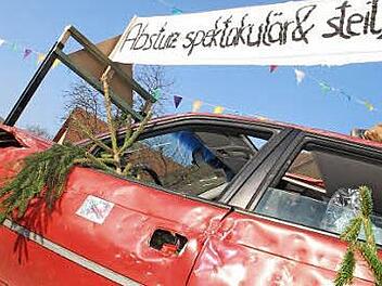 Der spektakuläre Sturz einer Lichtenfelserin mit ihrem roten Auto vom Staffelberg war auch beim Fasching in Kleukheim ein Thema.