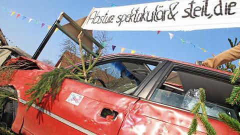 Der spektakuläre Sturz einer Lichtenfelserin mit ihrem roten Auto vom Staffelberg war auch beim Fasching in Kleukheim ein Thema.