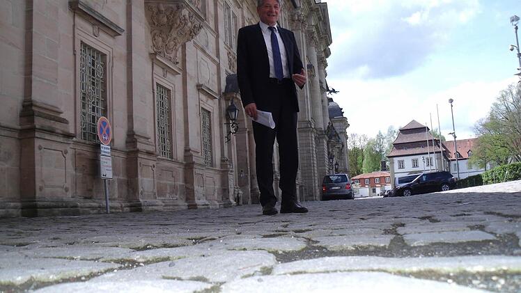 Dieser Pflasterbelag in Ebrach hat es in sich und ist nicht für jeden leicht zu meistern. Doch das soll sich bald ändern. Der heimische Abgeordnete Heinrich Rudrof sah sich vor Ort um.  Foto: Anette Schreiber