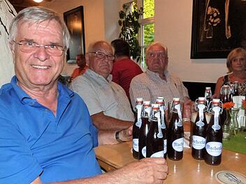 Rolf Klett, der aus Neuenmarkt stammt und in Würzburg lebt, deckte sich gleich mit mehreren Flaschen "Nachala - ein Maul vull" ein, die er mit zu seinen Golffreunden nach Schottland nehmen will.  Foto: W. Reißaus
