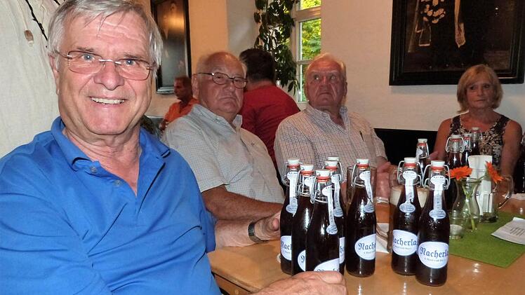 Rolf Klett, der aus Neuenmarkt stammt und in Würzburg lebt, deckte sich gleich mit mehreren Flaschen "Nachala - ein Maul vull" ein, die er mit zu seinen Golffreunden nach Schottland nehmen will.  Foto: W. Reißaus