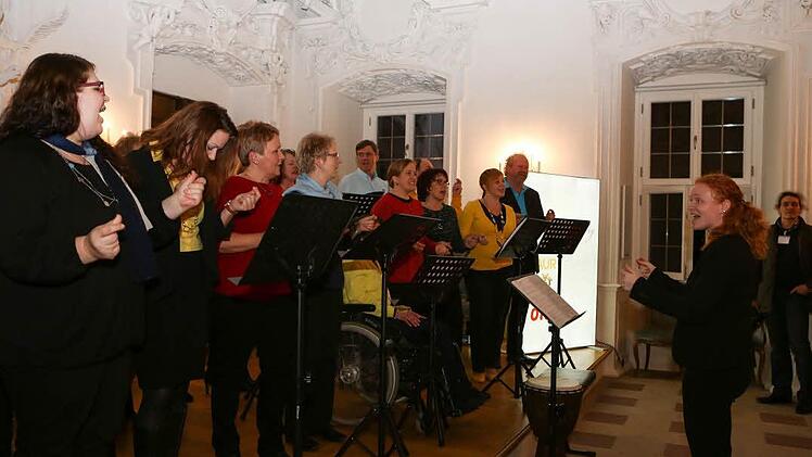 Der gemischte Chor "In Joy" aus Lichtenfels gestaltete den musikalischen Rahmen. Foto: Barbara Herbst