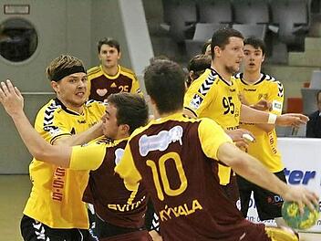 Philipp Barsties (links) entwickelt sich immer mehr zum Abwehrchef beim HSC. Nicht nur im Testspiel gegen Dukla Prag in der HUK-Arena (Szene), sondern auch gestern Abend beim Vergleich in der Ilm-Sporthalle in Ilmenau gegen den ukrainischen Champions-League-Vertreter HC Motor Saporoschje zeigte der Abwehrspezialist, dass er nach seinen langen Verletzungspausen wieder auf dem Weg zu früherer Klasse ist; rechts mit der Nummer 95 Roman Kirveliavicius, der mit sechs Toren erfolgreichster Coburger...