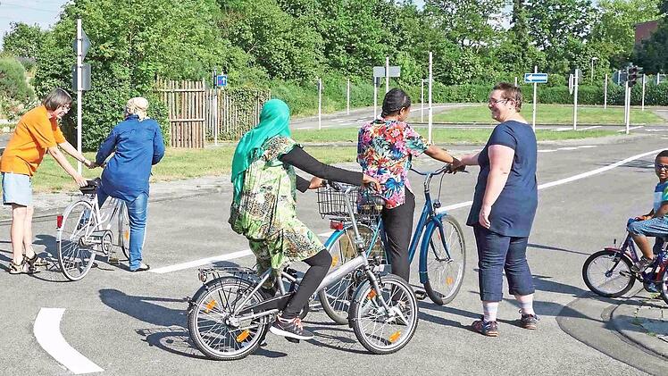 Vorwiegend Frauen mit Asylhintergrund lernen das Radfahren. Foto: Stadtarchiv Bamberg/Nadine Handwerger
