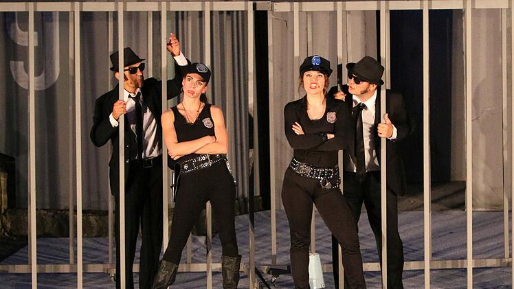 Die Musical Comedy "Blues Brothers in Prison" feierte Premiere auf der Waldbühne Heldritt.Foto: Jochen Berger