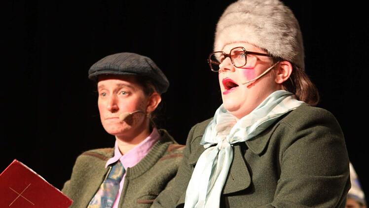 Die zwei Kirchgänger (Steffi Dressel und Tina Baumstark) stellten fest: "Nie jeder der nei die Kirch geht, wät a guter Christ". Foto: Michael Wunder