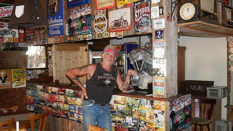 Der "Büffel” in seiner Gaststätte, der "Old Style Biker Area ´55”.