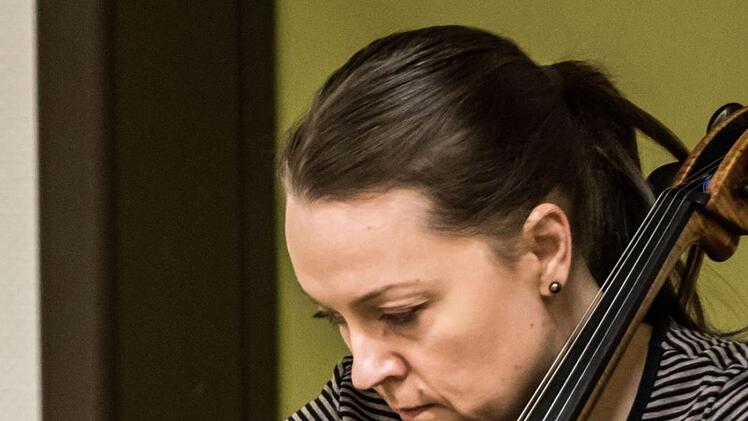 Mit dem Orchester der Musikfreunde Neustadt und der Solistin Hanna Pyrozhkova probt Hans Stähli das Cellokonzert von Jacques Offenbach.Foto: Jochen Berger
