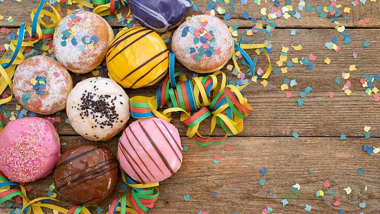 Mit diesen bunten Krapfen kommt Faschingsstimmung auf!