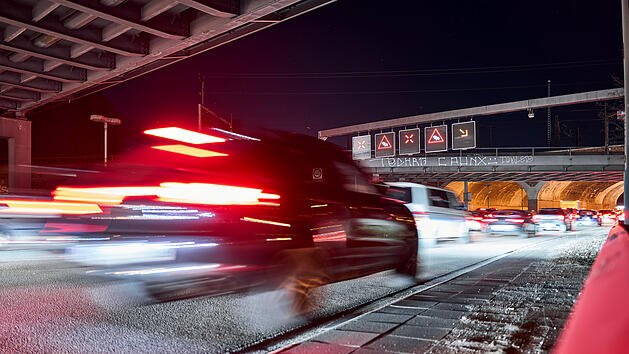 Raser, Geschwindkeit, Tempo, Fahrzeuge werden auf der A100 aufgrund einer Vollsperrung auf andere Fahrbahnen gelenkt.