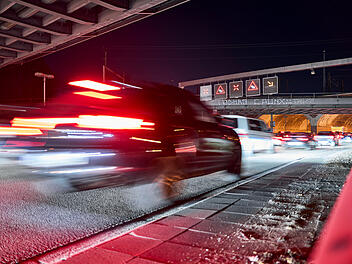 Raser, Geschwindkeit, Tempo, Fahrzeuge werden auf der A100 aufgrund einer Vollsperrung auf andere Fahrbahnen gelenkt.