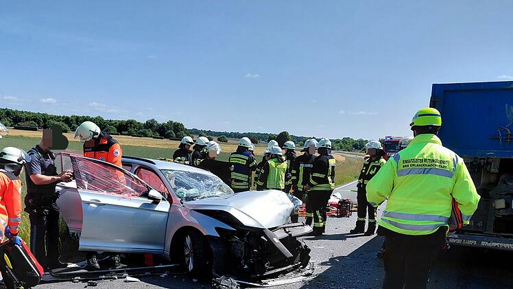 Heßdorf: Lkw stößt frontal mit Auto zusammen - Person eingeklemmt