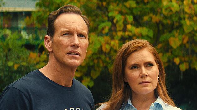 Das erfolgreiche Anwaltspaar Anna (Amy Adams) und Tom Bowden (Patrick Wilson) wird von der Vergangenheit eingeholt. Anna verteidigte einen mutma&szlig;lich brutalen M&ouml;rder, Tom war der Staatsanwalt des Prozesses. Nun ist der Mann wieder frei und tut bedrohliche Dinge. Die Apple-Serie "Kap der Angst" ist bereits die dritte Filmadaption des Stoffes.