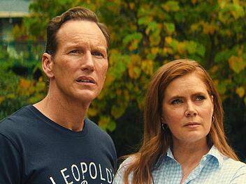 Das erfolgreiche Anwaltspaar Anna (Amy Adams) und Tom Bowden (Patrick Wilson) wird von der Vergangenheit eingeholt. Anna verteidigte einen mutma&szlig;lich brutalen M&ouml;rder, Tom war der Staatsanwalt des Prozesses. Nun ist der Mann wieder frei und tut bedrohliche Dinge. Die Apple-Serie "Kap der Angst" ist bereits die dritte Filmadaption des Stoffes.