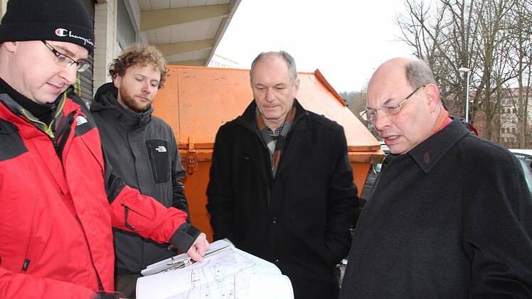 Beim Blick in den Plan (von links): Florian Seelmann vom Büro Würl, Stephan Just vom Grünflächenamt, Friedrich Schubart vom Wasserwirtschaftsamt und Coburgs Baureferent Hans-Heinrich Ulmann.