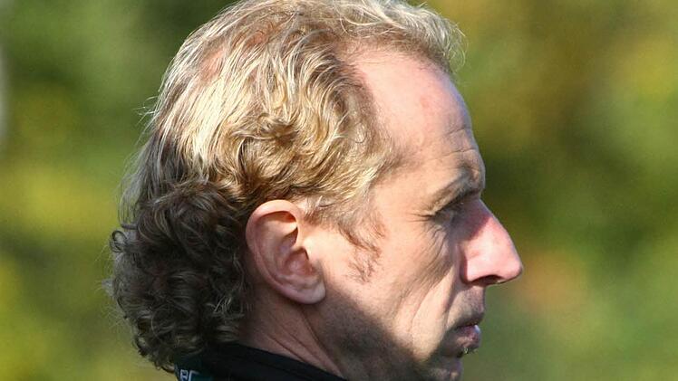 Detlef Zenk hat für ein weiteres Jahr beim VfR Katschenreuth unterschrieben: Er wird den Fußball-Kreisligisten auch in der Saison 2014/15 trainieren. Foto: Monika Limmer