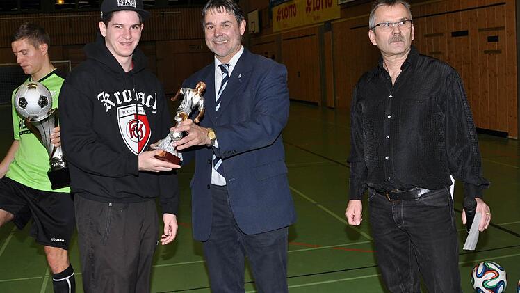 Max Mayer vom FC Kronach (links) wurde von Gerhard Wunder mit dem Torschützenpokal geehrt. Rechts Spielgruppenleiter Egon Grünbeck.