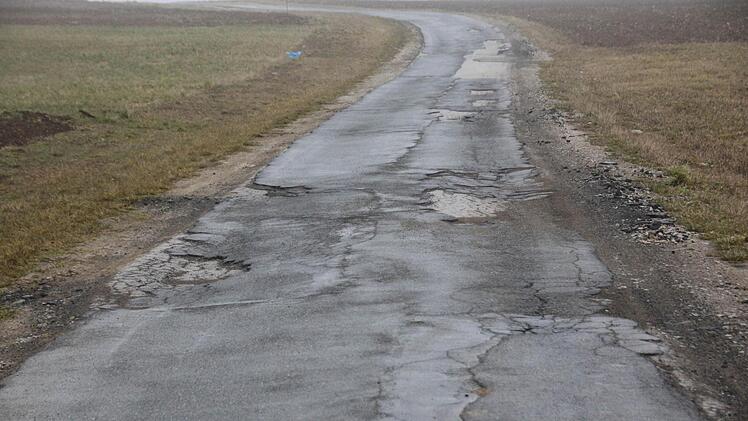 Mehr Löcher als Asphalt. Foto: Josef Hofbuaer