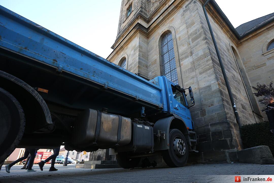 Unfall in Michelau: Lkw prallt gegen Kirchenmauer