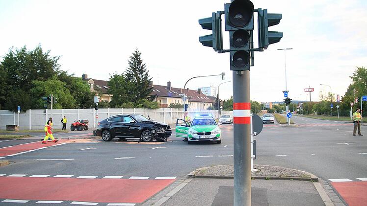 Die Kreuzung Memmelsdorfer Straße ist weiterhin die unfallträchtigste Stelle am Berliner Ring in Bamberg. Bei diesem Unfall im Juli 2015 war die Ampel ausgefallen.  Foto: F. Merzbach/Archiv