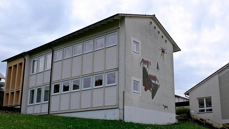 Das alte Gebäude der Grundschule in Dittlofsroda soll energetisch saniert werden. Foto: Gerd Schaar