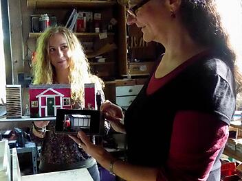 Sie halten die neue Spielzeit schon in Händen: Intendantin Anne Maar beim Pressegespräch zur Eröffnung der Spielzeit 2016/17 mit dem Bühnenbild zu "Der kleine Prinz" und Theaterpädagogin Julia Kren mit dem Modell für das Vorweihnachtsstück, "Die Abenteuer von Pettersson und Findus". Foto: Gerhild Ahnert