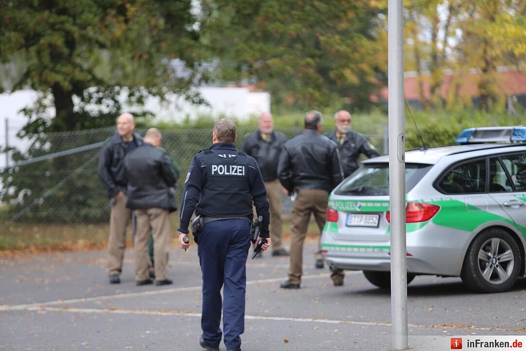 15-Jaehriger Schüler drohte Gewaltverbrechen an - Grosseinsatz der Polizei in Selb - Schule stundenlang abgeriegelt