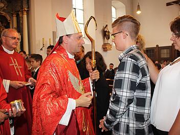 Ein großer Moment: die Firmung durch den Weihbischof Foto: Evi Seeger