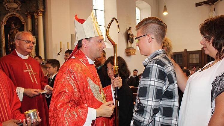 Ein großer Moment: die Firmung durch den Weihbischof Foto: Evi Seeger