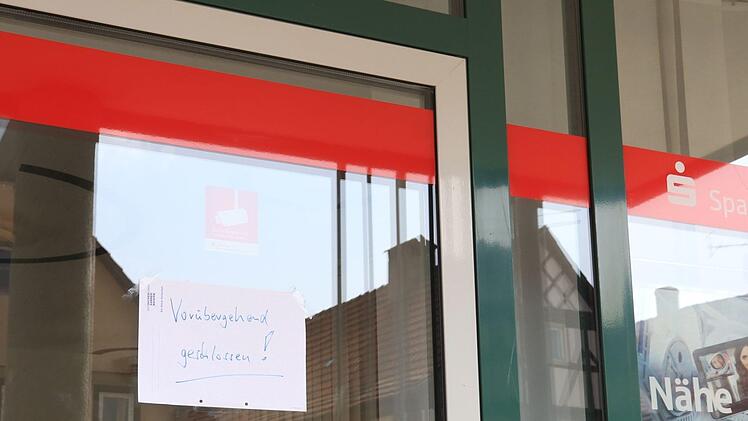 Am Dienstag hat ein Unbekannter eine Bankfiliale in Saal (Kreis Rh&ouml;n-Grabfeld) &uuml;berfallen und Bargeld erbeutet. Im Laufe des Vormittags versuchte der bewaffnete T&auml;ter noch erfolglos in einer B&auml;ckerei in N&uuml;dlingen (Landkreis Bad Kissingen) Beute zu machen. Foto: NEWS5 / Merzbach