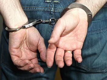 19-J&auml;hriger mit Schlagring und Schraubenzieher bewaffnet, droht mit Tod