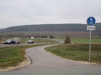 Kein Baum säumt den kürzlich geschaffenen Radweg von Isling in Richtung Burkheim, nur einige Büsche, die zuvor auch schon dort gestanden haben. Die Lichtenfelser Stadtverwaltung verspricht aber, dass sich das ändern wird, die Begrünung werde schon geplant.Matthias Einwag