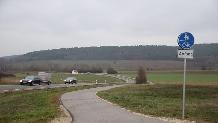 Kein Baum säumt den kürzlich geschaffenen Radweg von Isling in Richtung Burkheim, nur einige Büsche, die zuvor auch schon dort gestanden haben. Die Lichtenfelser Stadtverwaltung verspricht aber, dass sich das ändern wird, die Begrünung werde schon geplant.Matthias Einwag