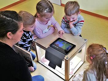 Kerstin Hubert, Erzieherin im Winkelser Kindergarten "Kleine Strolche", arbeitet mit Vorschulkindern an der Trickfilmbox.  Foto: Sigismund von Dobschütz