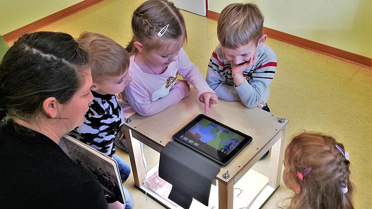 Kerstin Hubert, Erzieherin im Winkelser Kindergarten "Kleine Strolche", arbeitet mit Vorschulkindern an der Trickfilmbox.  Foto: Sigismund von Dobschütz