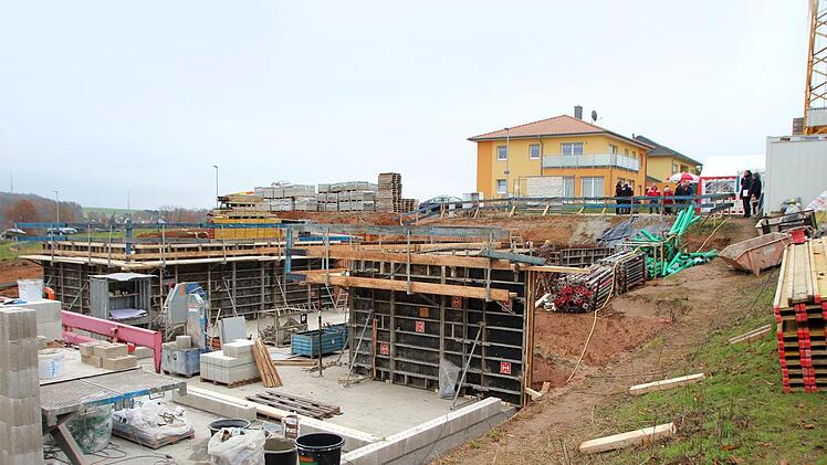 Auf über 300 Quadratmetern Grundfläche entsteht in Etzelskirchen ein Haus mit zehn Wohnungen für Pflegekräfte.  Foto: Andreas Dorsch