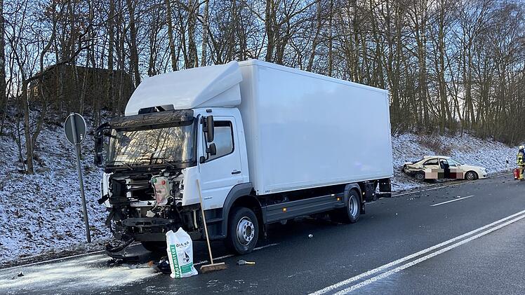 Unfall zwischen Auto und Lkw auf B303