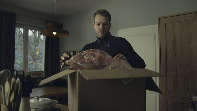 Eine schreckliche Drohung? Im Gangsterepos "Der Pate" war es ein abgetrennter Pferdekopf im Bett eines Filmproduzenten, im "Garmisch-Krimi" erh&auml;lt der Tiersch&uuml;tzer Fabian Pongratz (Benjamin M&uuml;nchow) einen abgetrennten Wolfskopf per Post.