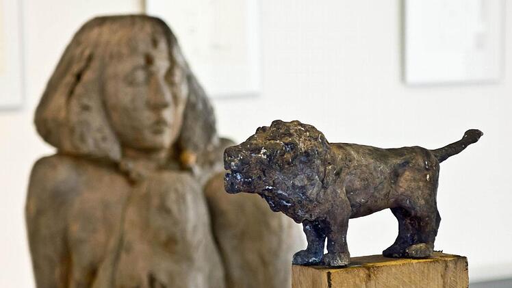 Gerhard Nerowski: Kleiner Löwe (Bronze), im Hintergrund: Hockende mit Kette (Pappel). Foto: Jochen Berger