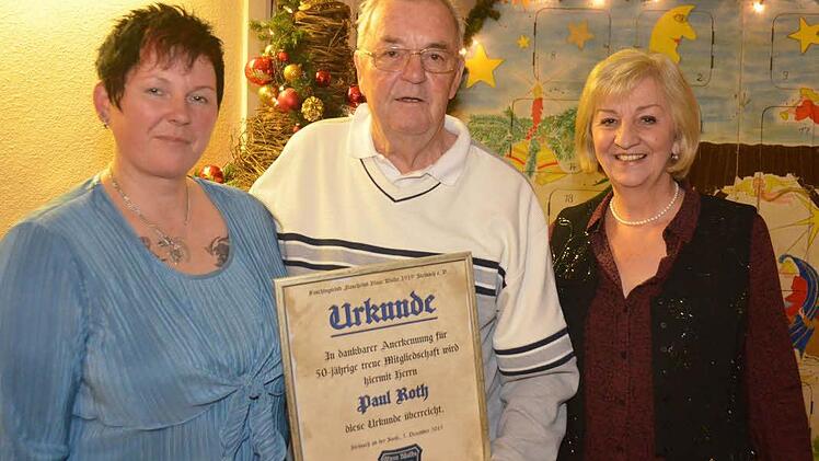 Sandra Kircher (links) und Ulla Demsey (rechts) ehrten Paul Roth für seine 50-jährige Mitgliedschaft beim FC RC Blaue Wolke Steinach 1919. Foto: Peter Rauch