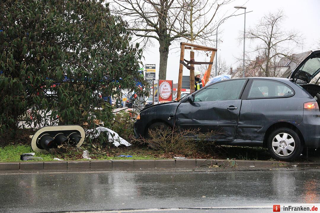 Auto fährt in Forchheim in Menschengruppe