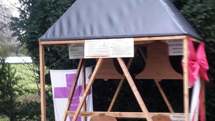 Mit einem Modell des Glockenstuhls wirbt die evangelische Kirchengemeinde für Spenden zur Finanzierung der Baumaßnahme. Foto: Rolf Pralle