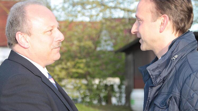 Der Unterlegen Jürgen Karg gratuliert Robert Bosch. Foto: Jürgen Gärtner
