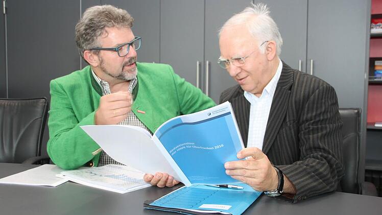 Dass BAT-Mitarbeiter im Handwerk Fuß fassen könnten, stellten der Präsident der Handwerkskammer, Thomas Zimmer (links), und stellvertretender Kreishandwerksmeister Hans Schwender fest. Foto: Alexander Hartmann