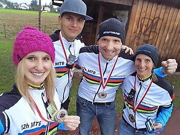 Die Mountainbike-Weltmeister im Vierer-Mixed , v. l.: Yvonne Kuhnlein, Sascha Liebrenz, Uwe Kuhnlein, Kerstin Kuhnlein. Foto: privat
