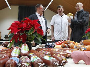 Neben Bargeld gibt es f&uuml;r bed&uuml;rftige Familien in Forchheim auch jede Menge Wurstwaren. Kreishandwerksmeister Werner Oppel, Obermeister der Fleischer-Innung, Hans Derbfu&szlig; und Fred Sch&auml;fer (Diakonie Bamberg-Forchheim, von links) freuten sich &uuml;ber die Spenden.  Fotos: Maximilian Glas