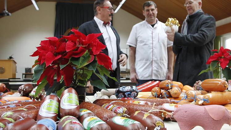 Neben Bargeld gibt es für bedürftige Familien in Forchheim auch jede Menge Wurstwaren. Kreishandwerksmeister Werner Oppel, Obermeister der Fleischer-Innung, Hans Derbfuß und Fred Schäfer (Diakonie Bamberg-Forchheim, von links) freuten sich über die Spenden.  Fotos: Maximilian Glas