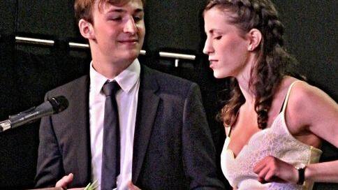 Charlotte Kühnel und Jan Batzner bei der Abiturrede Foto: Helmut will