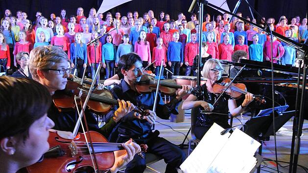 Geiger, Oboisten, Klarinettisten, ein &uuml;berragender Pianist, wunderbare S&auml;nger: Das Konzert unter dem Dirigat von Oliver Kunkel war gro&szlig;artig.Brigitte Krause